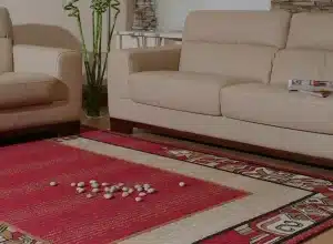 Κόκκινο χαλί με κρεμ μπορντούρα σε σαλόνι, από τα ταπητοκαθαριστήρια Κυριτσάκης