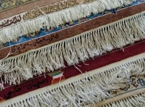 Άκρες και κρόσσια ανατολίτικων χαλιών στοιβαγμένων στο ταπητοκαθαριστήριο